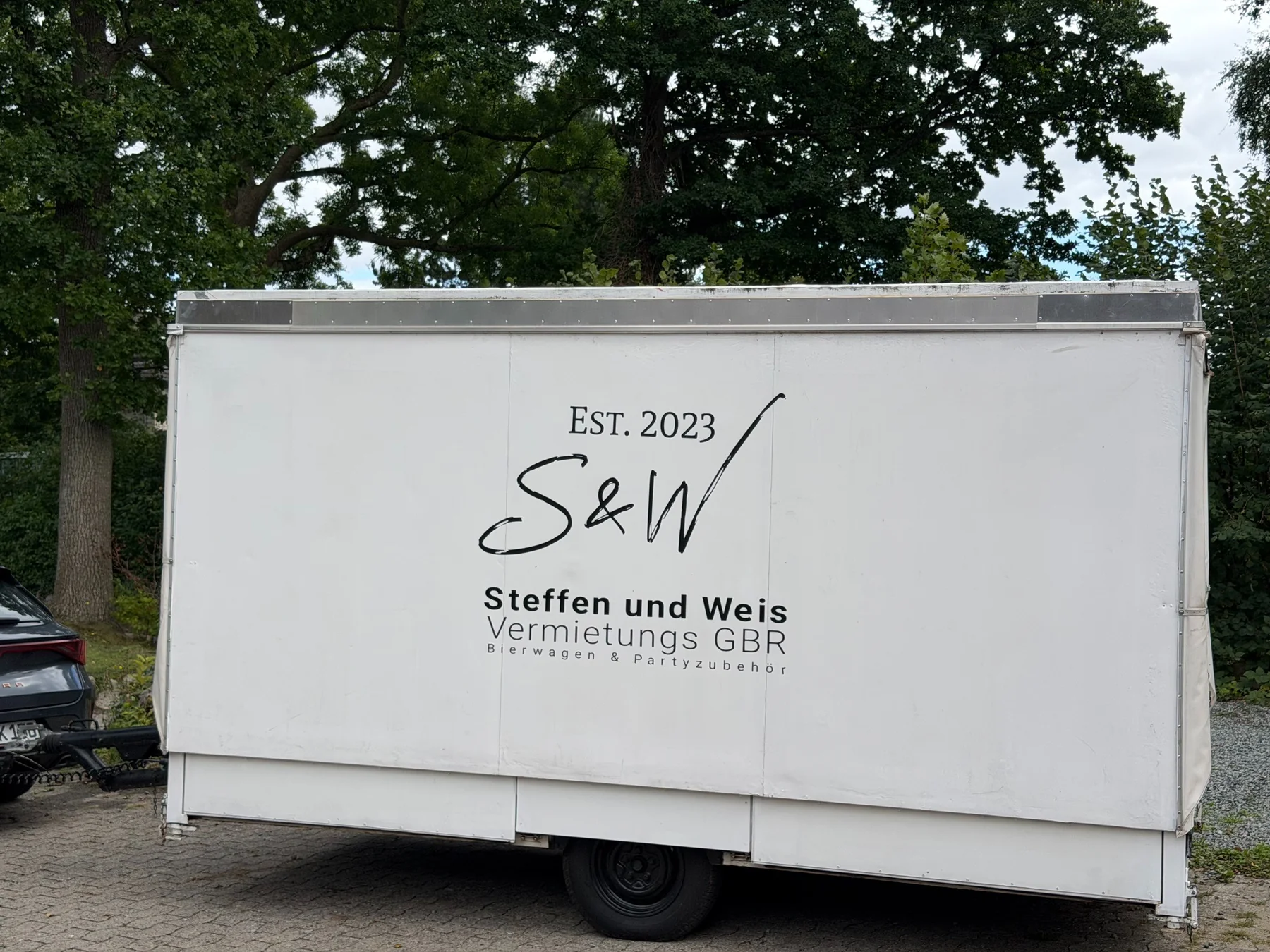 Geöffneter Bierwagen der SW-Vermietungs GbR bei einer Veranstaltung