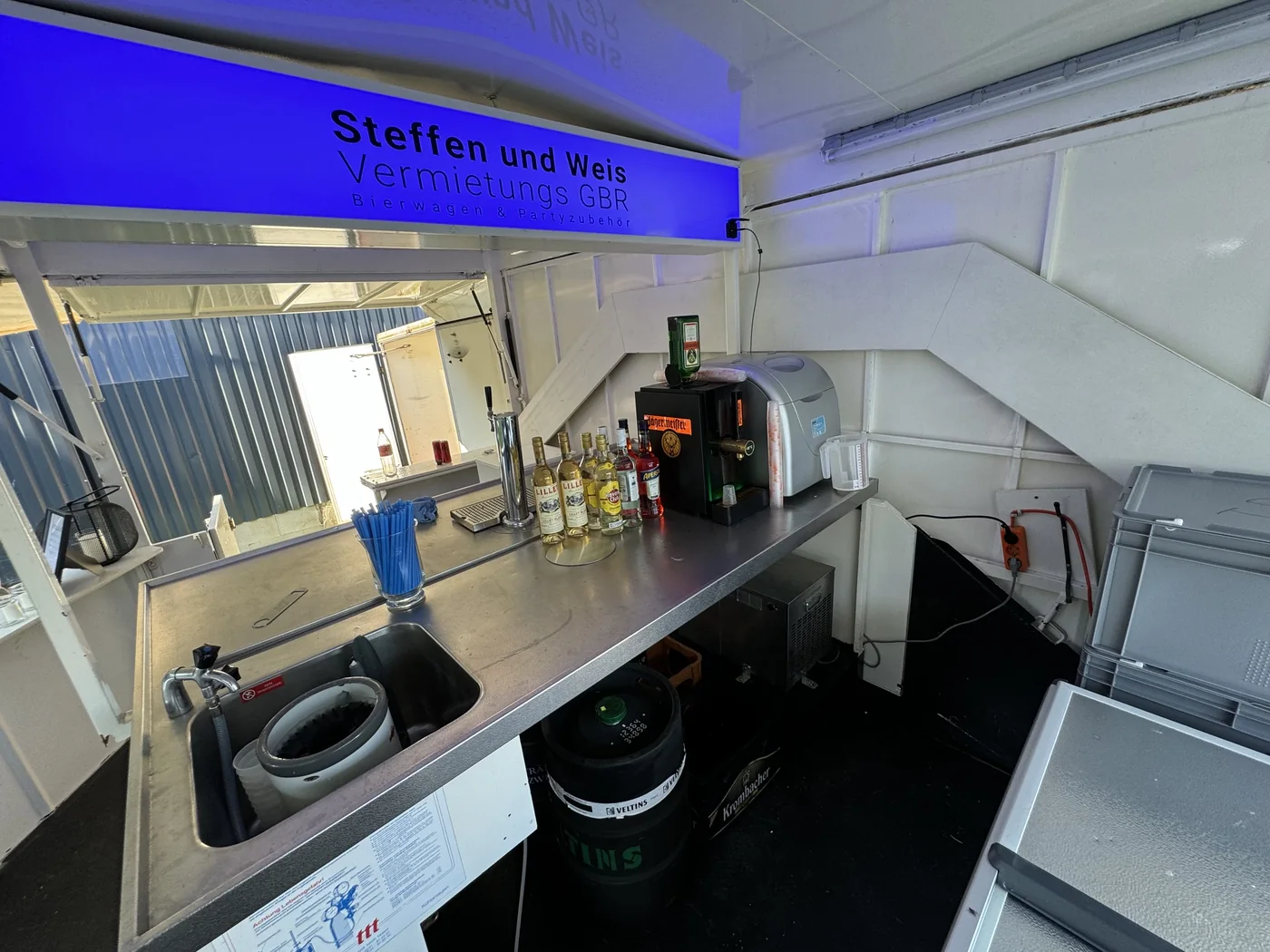 Innenansicht des SW Bierwagens mit Theke und Ausstattung