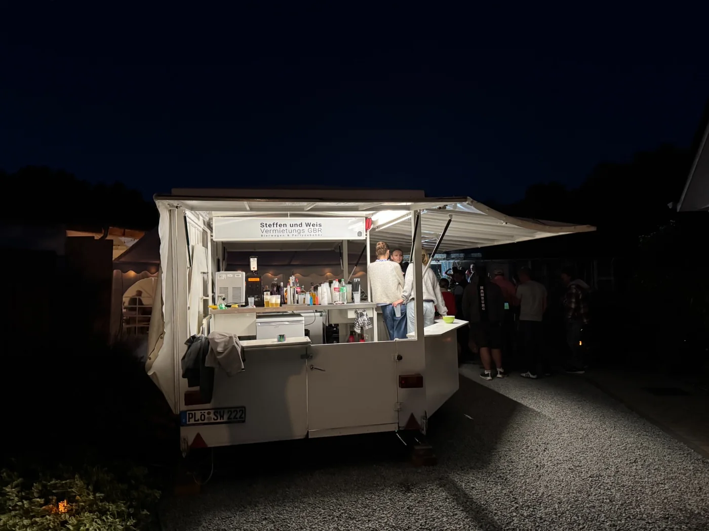 SW Bierwagen am Abend im Einsatz
