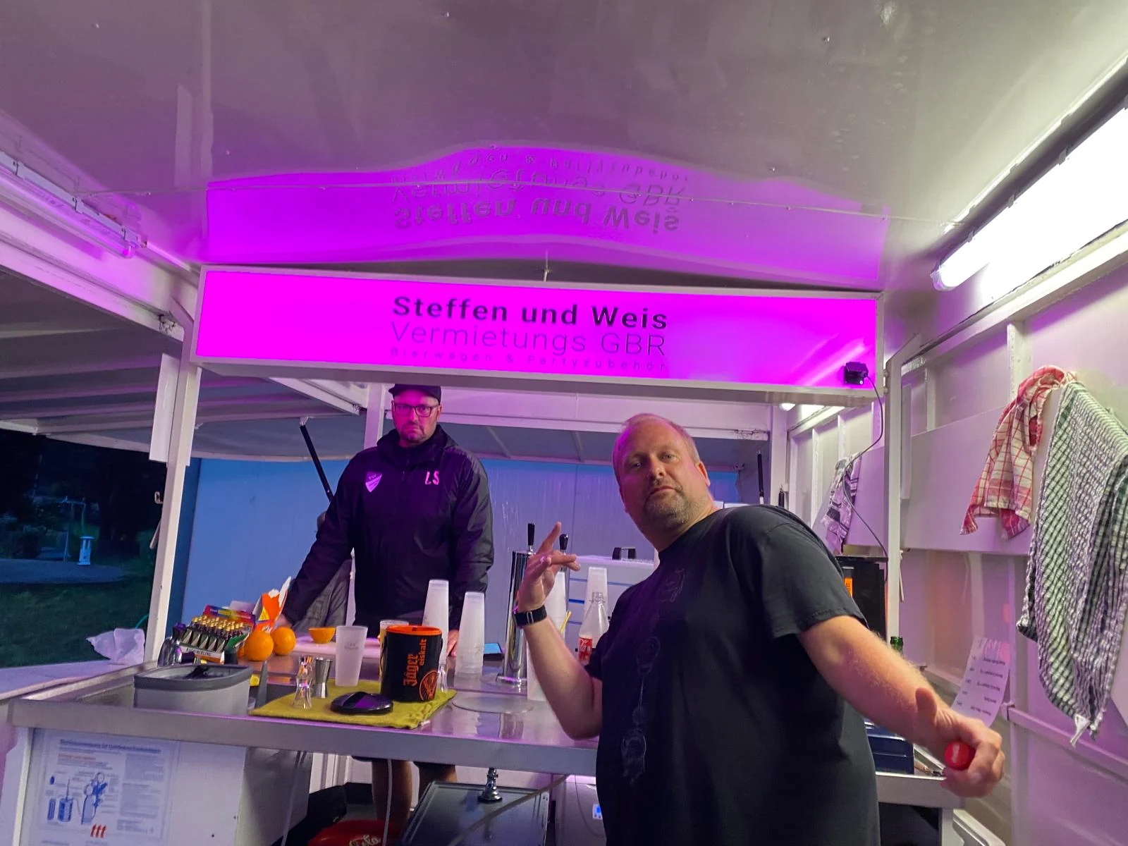 Lasse Steffen und Patrick Weis im Bierwagen der SW-Vermietungs GbR